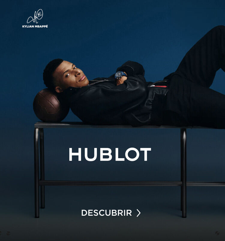 Copa del mundo - Hombre con traje negro jugando futbolito de mesa de acr&iacute;lico transparente