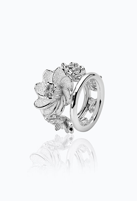 Anillo plateado con una flor 