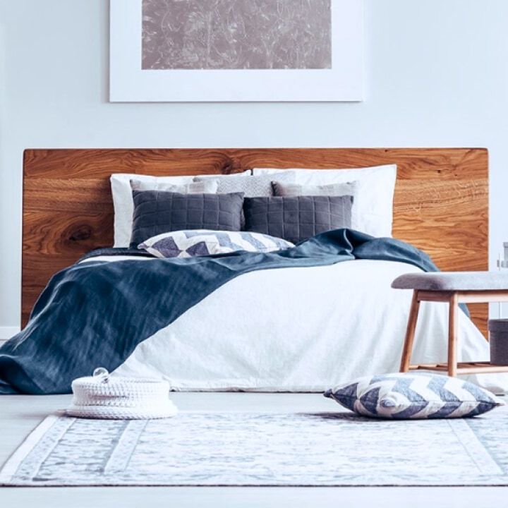 Habitaci&oacute;n, cama con edred&oacute;n y almohadas. 