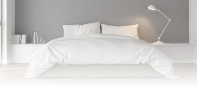 Habitaci&oacute;n con cama y edred&oacute;n matrimonial