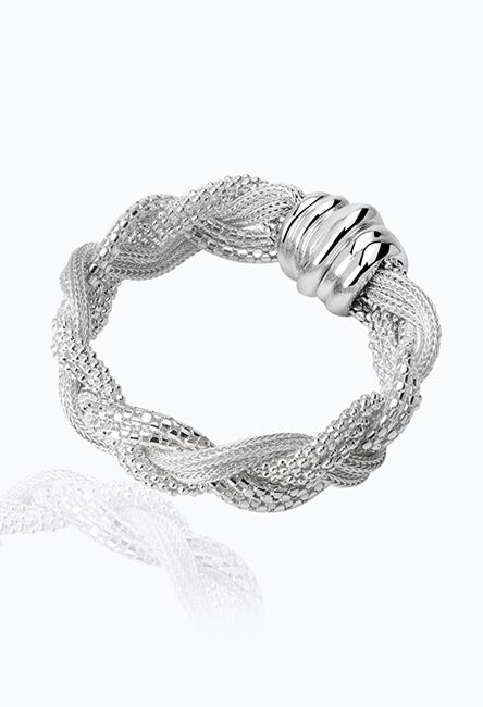 anillo plateado con brillos 