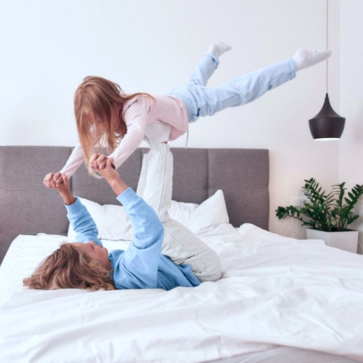 Se&ntilde;ora jugando con una ni&ntilde;a, Colchones, Hogar