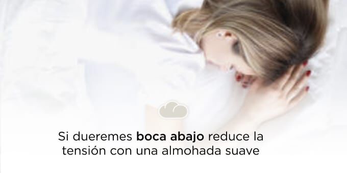 Mujer durmiendo boca abajo