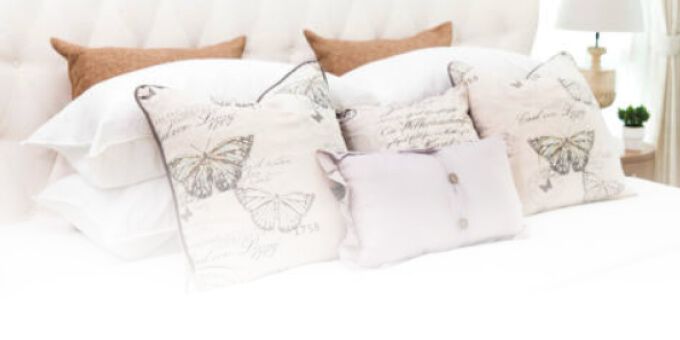 Cama con cojines de mariposas, Llena de detalles y creatividad  la decoración de tu espacio.