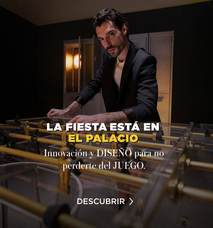 Copa del mundo - Hombre con traje negro jugando futbolito de mesa de acr&iacute;lico transparente