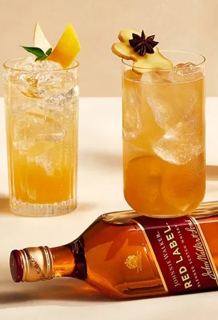 Botella de whisky JOHNNI WALKER junto a dos cockteles