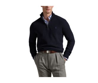Hombre usando sueternegro y pantalon beige SUÉTERES POLO