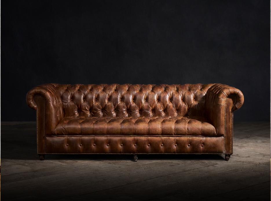 Sillon de piel color cafe en sala de estar