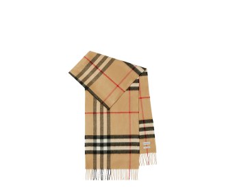 Imagen de una bufanda color cafe con letras de la marca, BURBERRY. BURBERRY