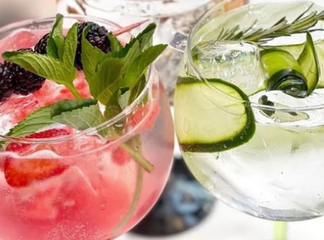 imagen de copas de cristal con coctelería