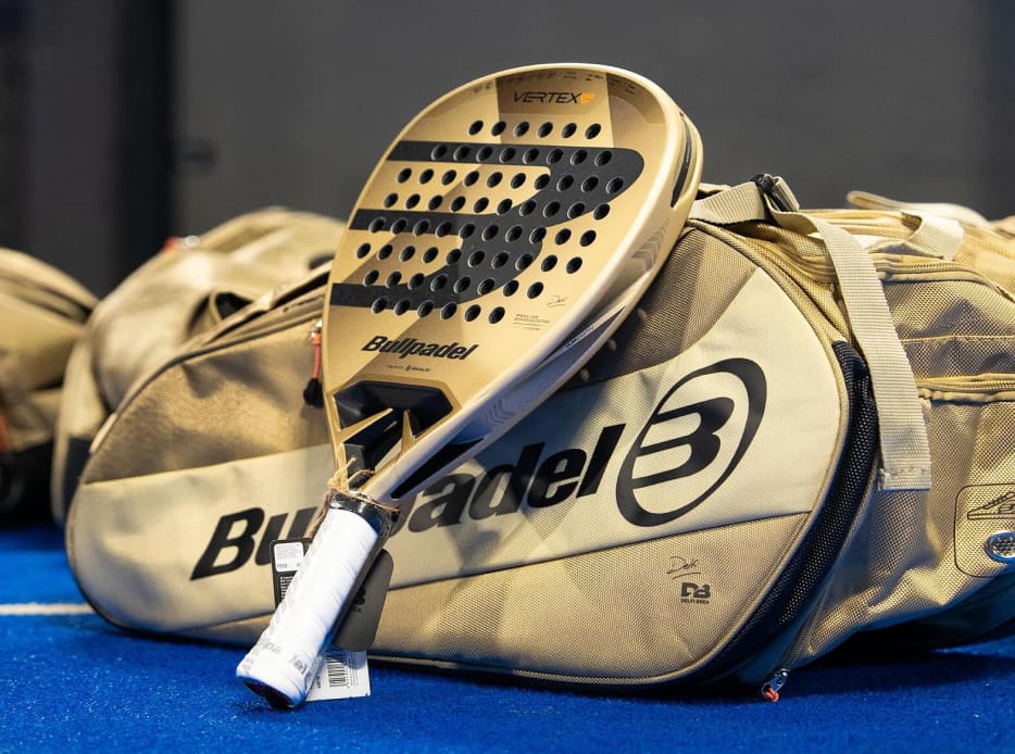 Imagen de una mochila y una raqueta PADEL