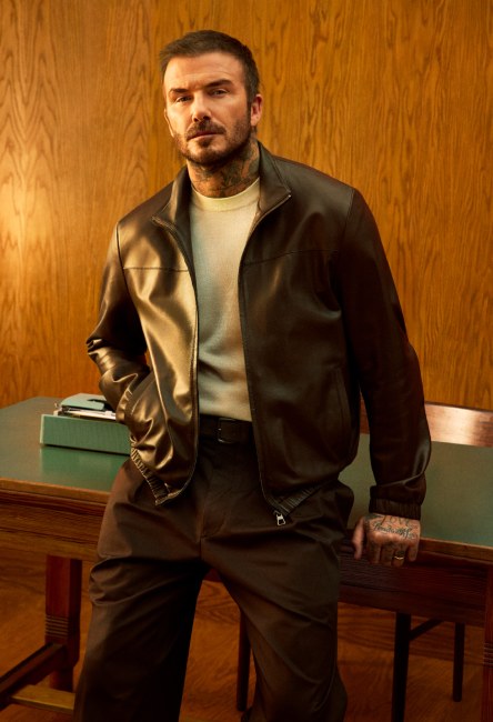 Hombre usando ropa color cafe de la marca BOSS