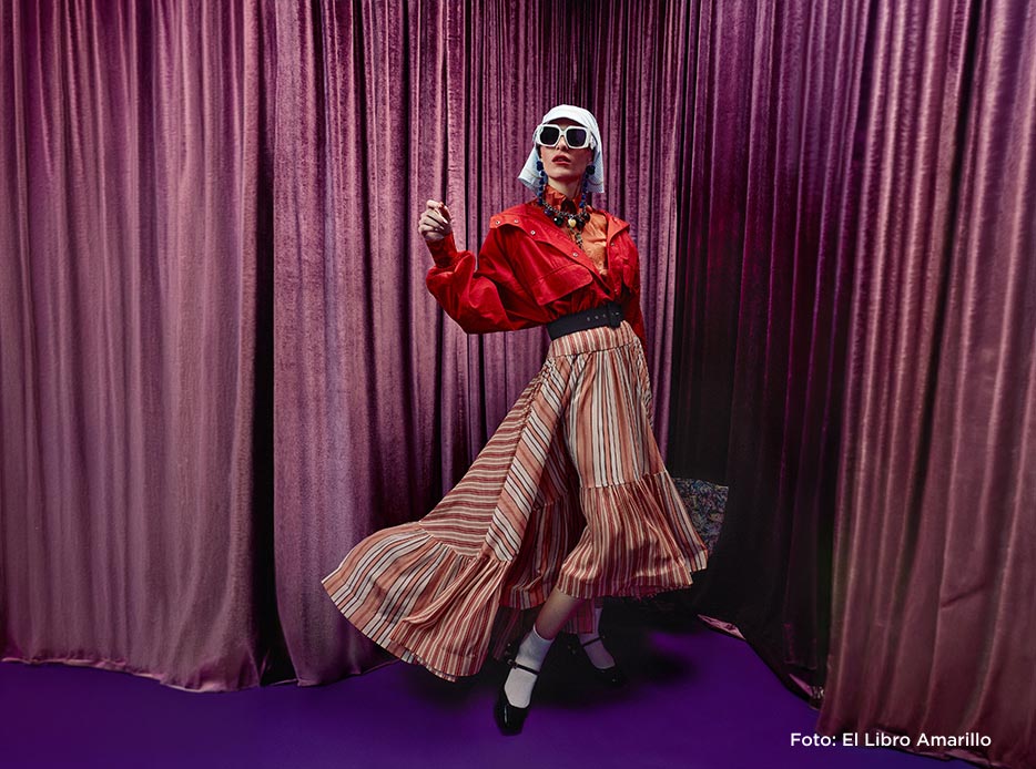 Mujer con blusa roja y falda larga a rayas rojas y blancas