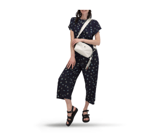 Mujer con conjunto negro . BIMBA Y LOLA