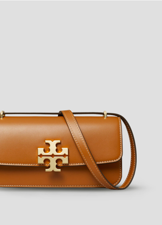 Bolso color cafe con broche color dorado TORY BURCH