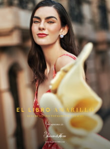 Imagen de la portada de El Libro Amarillo de la temporada de otoño, se observa a una mujer sonriendo, usando un vestido color rojo con blanco, enfrente de ella una flor blanca, El Libro Amarillo