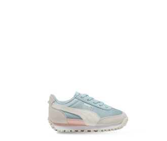 Imagen de un tenis azul cielo con blanco de la marca PUMA