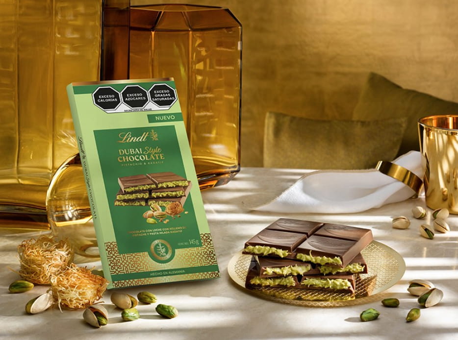 Imagen de una tableta de chocolate y un plato con chocolate LINDT