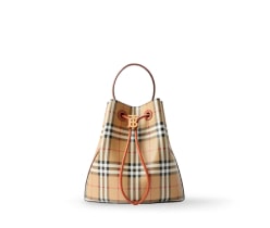 imagen de ul bolso color rojo. BURBERRY