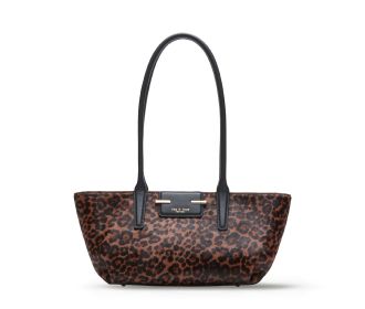 Imagen de un bolso negro tipo totes