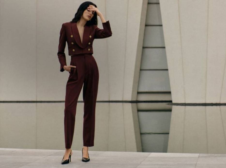 Mujer usando conjunto de saco color vino y pantalon