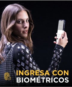 Mujer viendo su celular, ingresa con biométricos