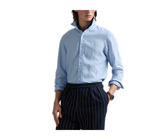 Hombre usando camisa azul y pantalon negro, POLO