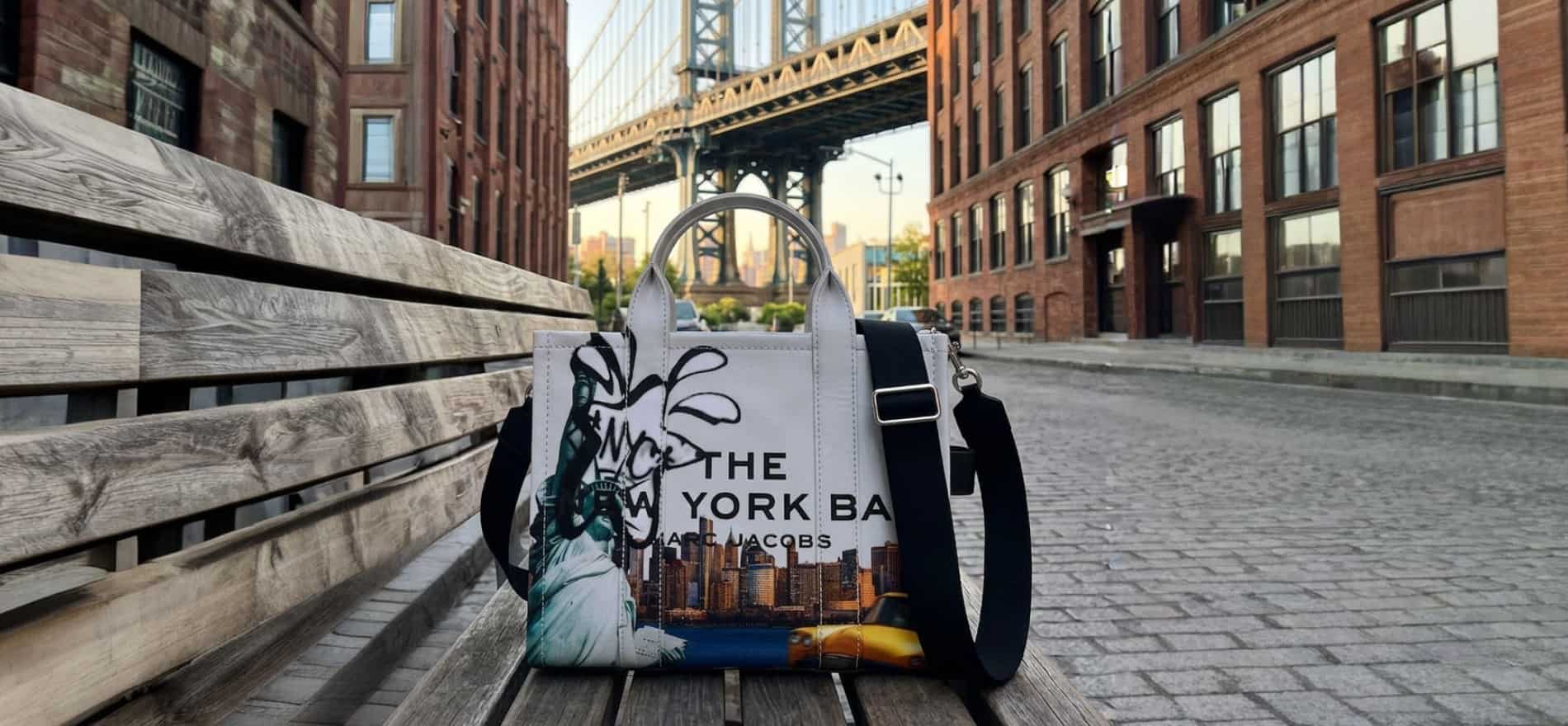 Imagen de bolsa blanca con dibujo de la ciudad New York, MARC JACOBS