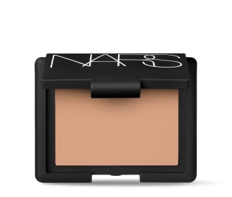 Imagen de estuche de polvo para maquillar de tono rosa, NARS
