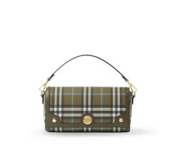 imagen de un bolso acuadros verdes con blanco. BURBERRY