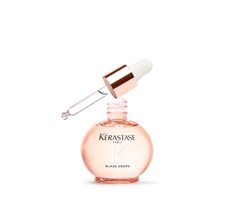 Imagen de una botella rosa con detalles blancos Kérastase