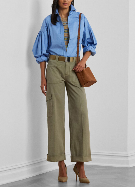 Mujer con blusa color azul y pantalon color verde 