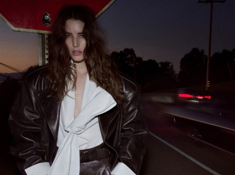 Mujer usando blusa blanca y chamarra de piel color cafe SAINT LAURENT