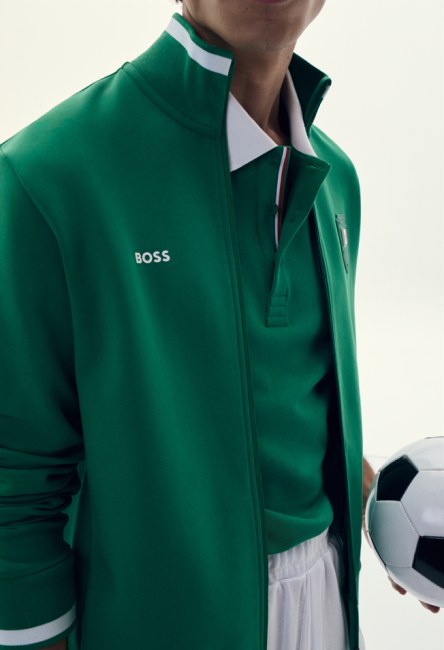 Hombre usando ropa color cafe de la marca BOSS