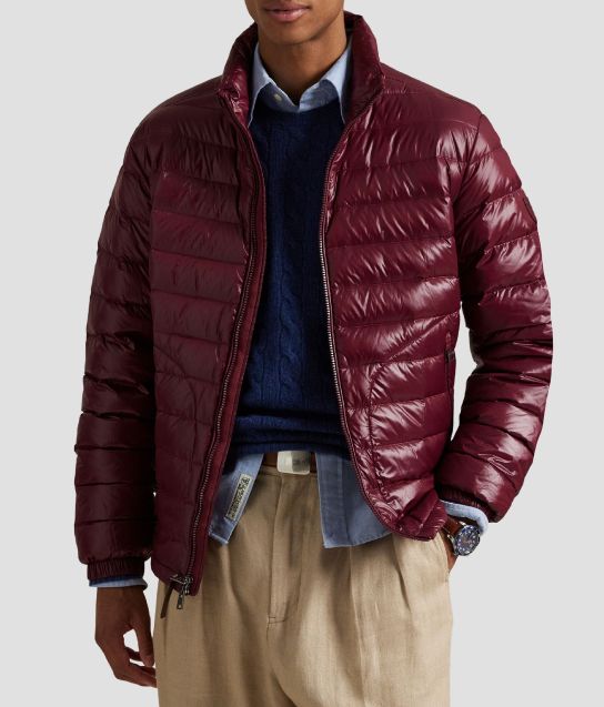 Hombre usando chamarra color vino y pantalon beige POLO