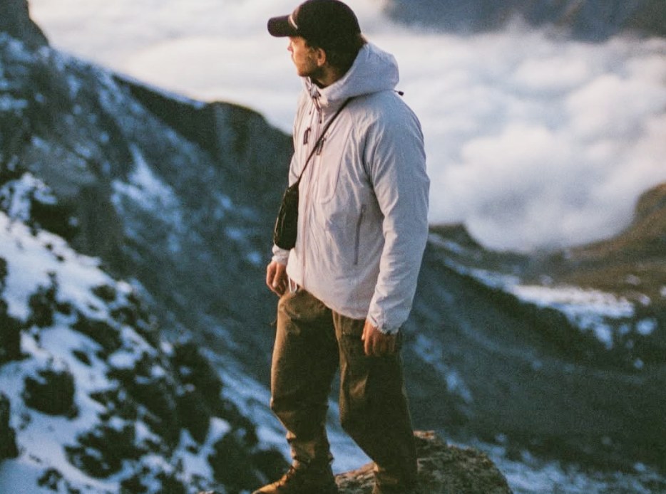hombre caminando en una monta&ntilde;a 