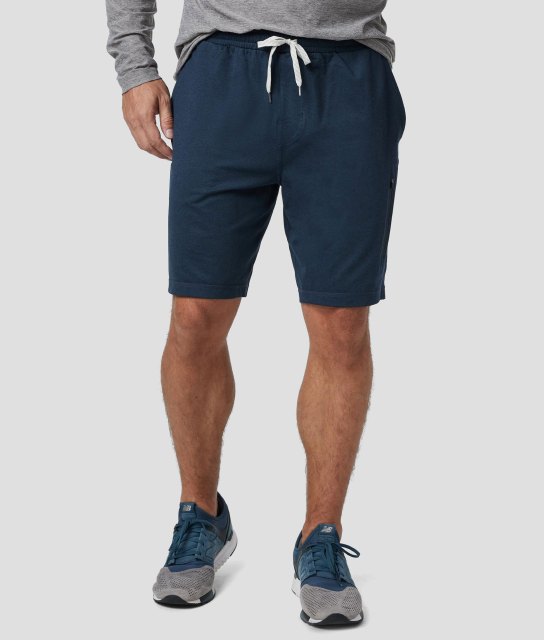 Hombre usando short color azul