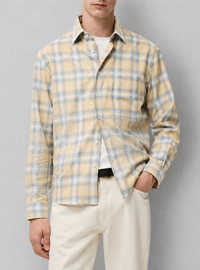 Selecci&oacute;n de ropa contempor&aacute;nea: camisas