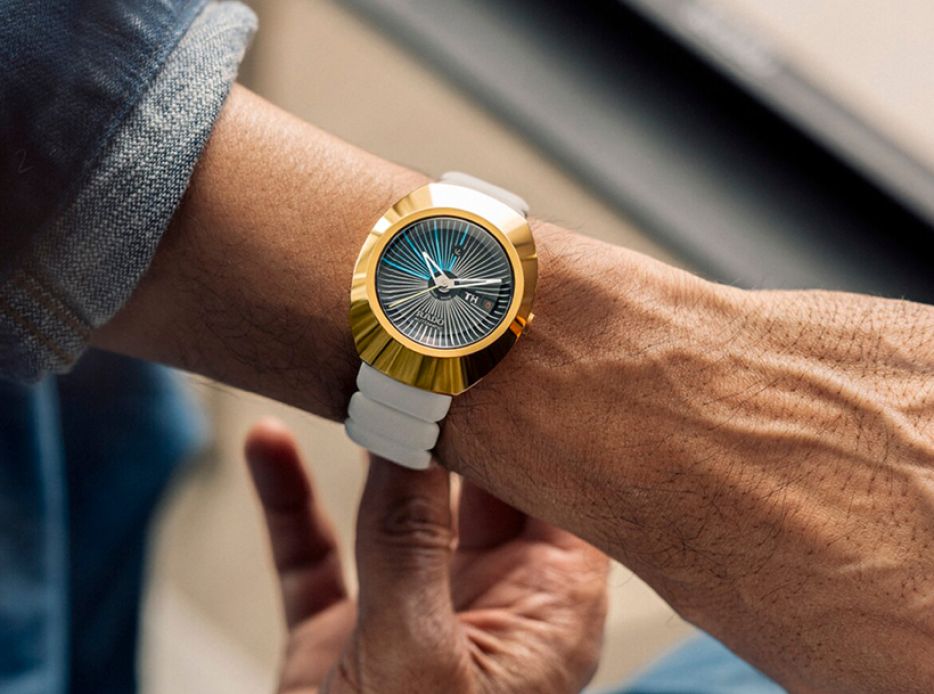 reloj dorado con blanco  Rado