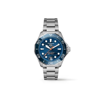 Imagen de un reloj plateado con carátula azul de la marca TAG HEUER