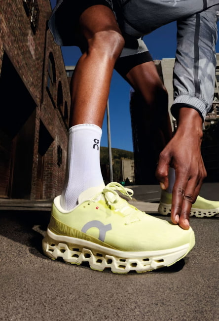 Primer plano de tenis deportivos de correr color verde lim&oacute;n marca On