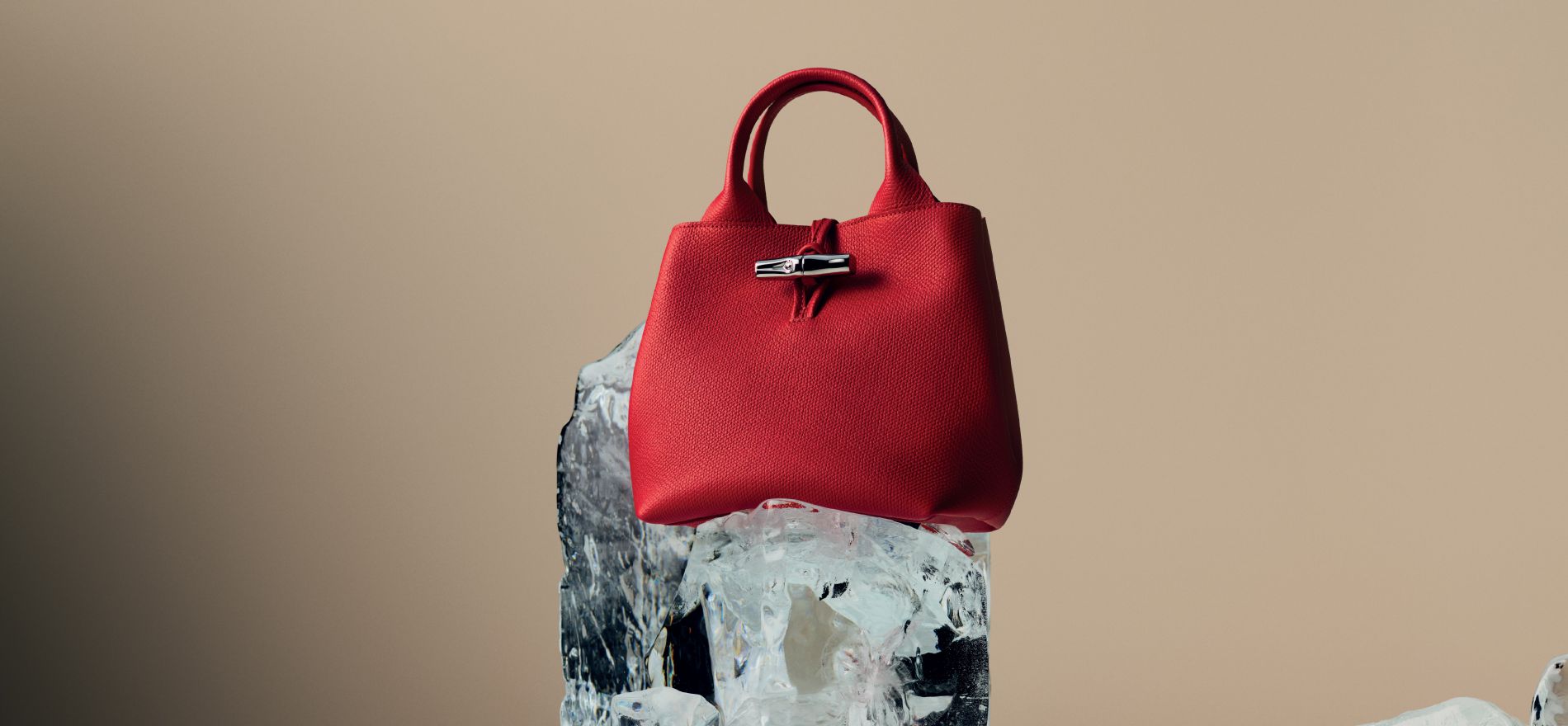 Imagen de un bolso color rojo