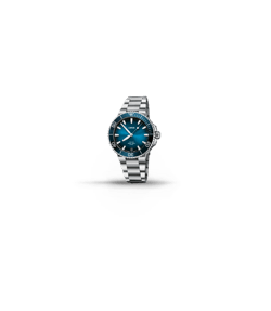 Reloj plateado con carátula azul