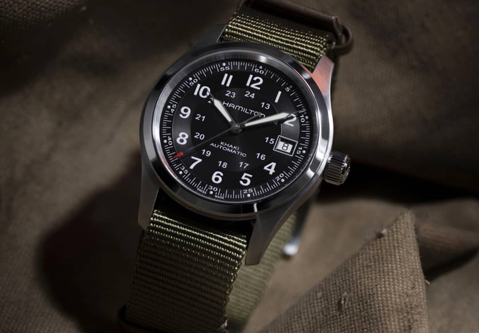 Reloj color plateado con extensible verde