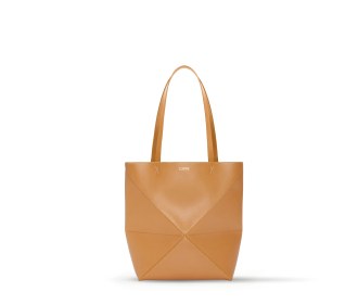 Imagen de un bolso color cafe, LOEWE