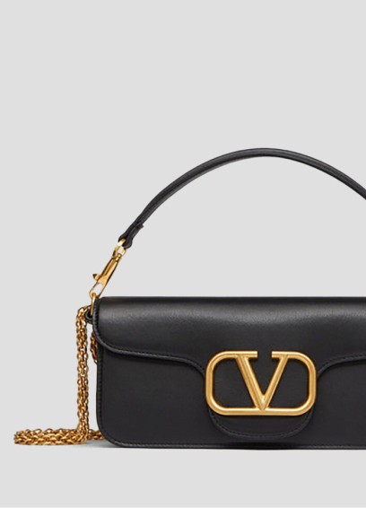 Bolso color negro con logo dorado en medio VALENTINO