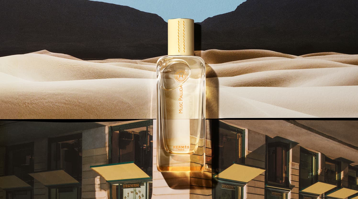 Botella de perfume Herm&egrave;s Musc Pallida en paisaje des&eacute;rtico