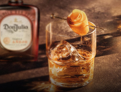 Imagen de un vaso con un coctel de tequila