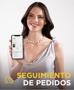 Mujer mostrando su celular al espectador, Seguimiento de pedidos