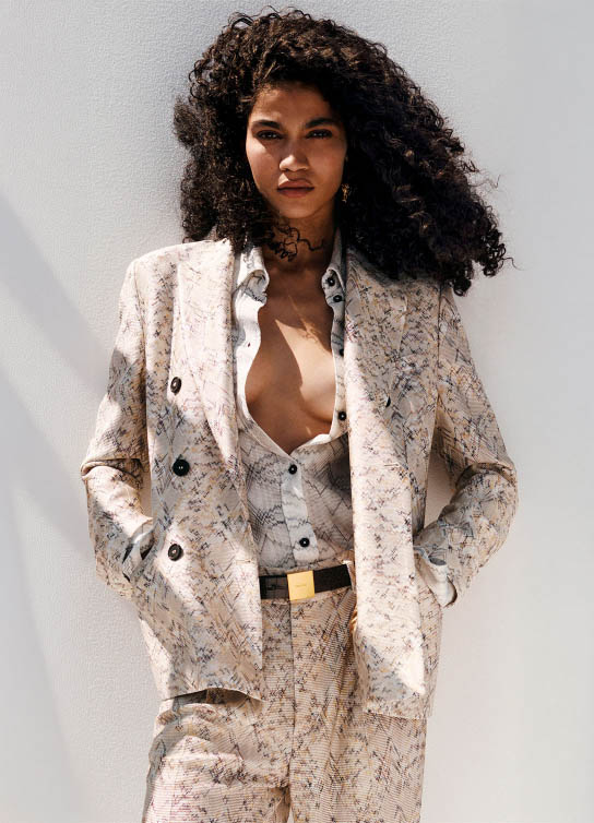 Mujer usando conjunto de traje color beige con lineas cafes y negras